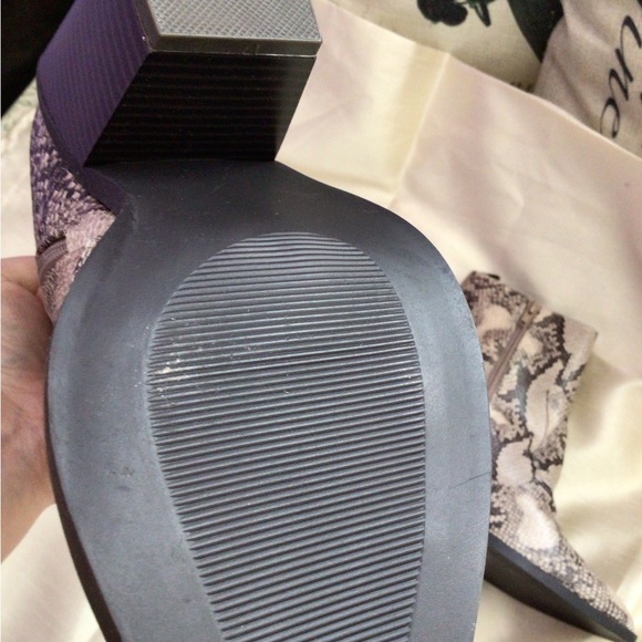 NWOT Women’s snakeskin pattern boots. Size 8.5. - Picture 2 of 4